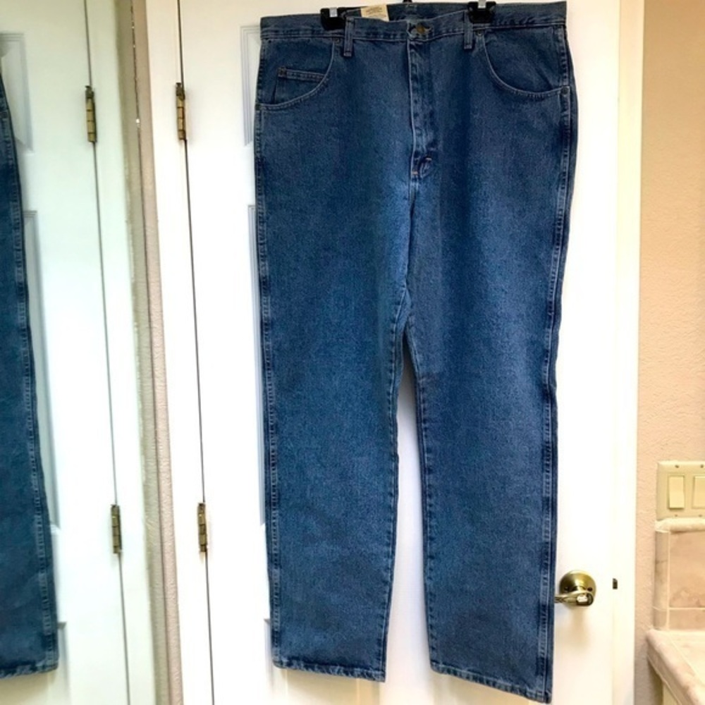 Wrangler Rugged Wear Light Wash Relaxed Fit Men's Jeans- 42 x 34 NWT